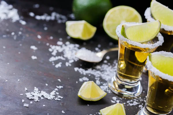 Tequila mexicaine dorée au citron vert et au sel — Photo
