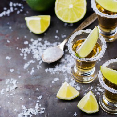 Yeşil limon ve tuz ile altın Meksika tekila shot