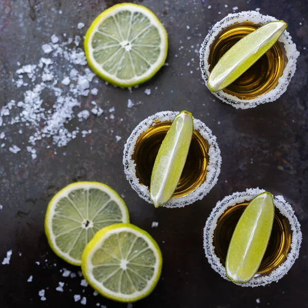 Tequila mexicana de oro con lima verde y sal —  Fotos de Stock