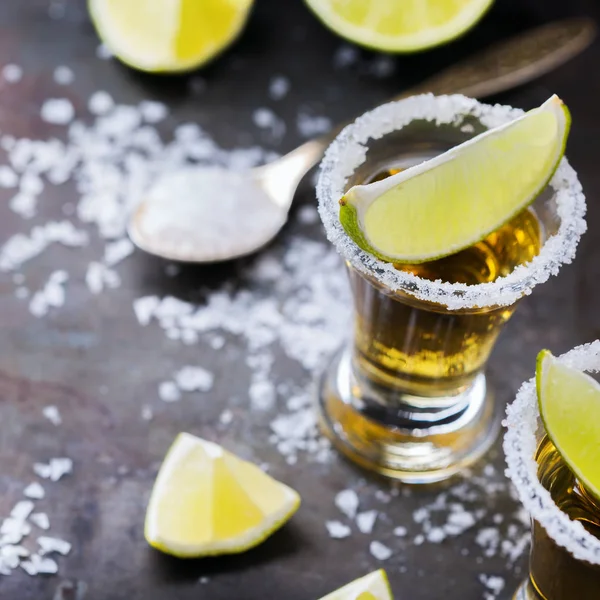 Golden mexican tequila shot with green lime and salt — Stock Photo, Image