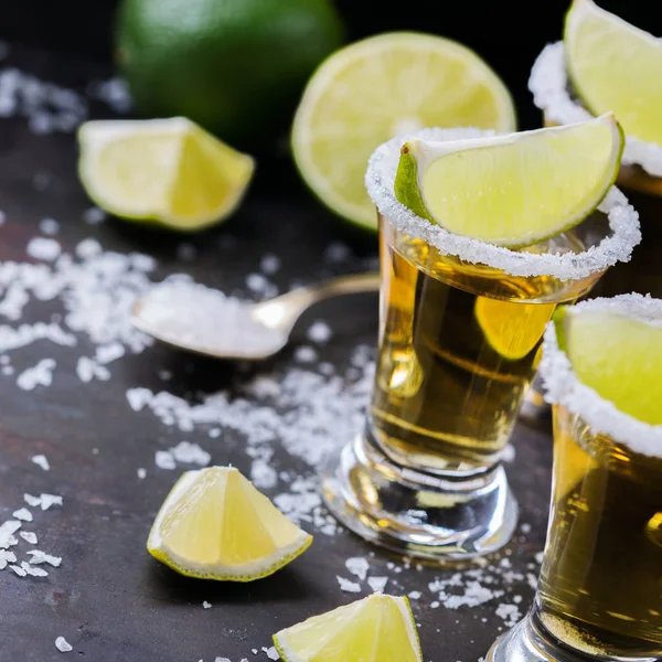 Zlatý Mexická tequila shot s zelené vápna a sůl — Stock fotografie