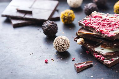 Çikolata bar ve pralin truffle yığını