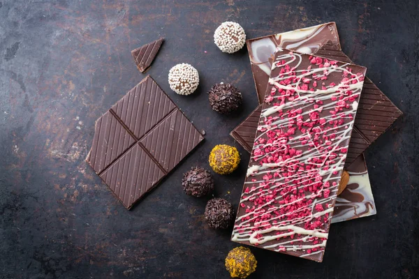Stack av chokladkakor och praliner tryffel — Stockfoto