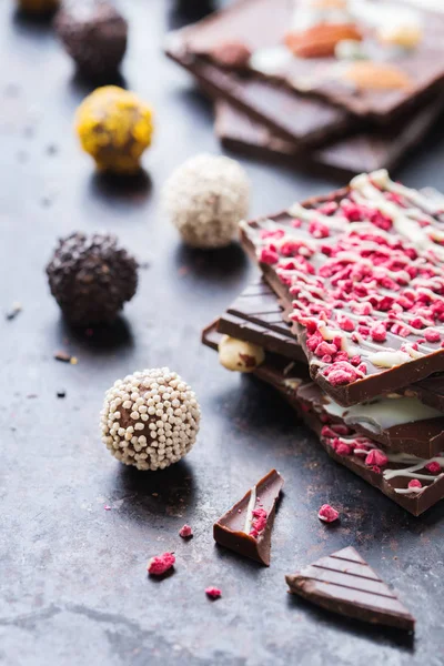 Pila de barras de chocolate y trufa praliné — Foto de Stock