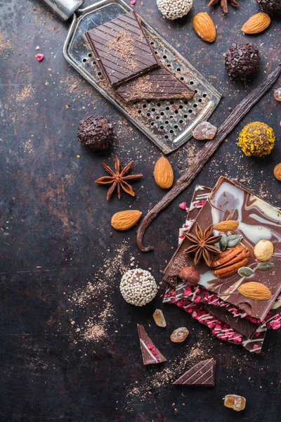 초콜릿 바, 향신료와 프랄린 트 러 플의 스택 — 스톡 사진