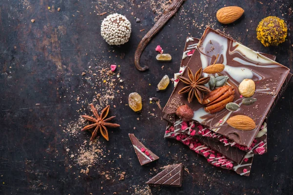 Pila de barras de chocolate y trufa praliné con especias — Foto de Stock