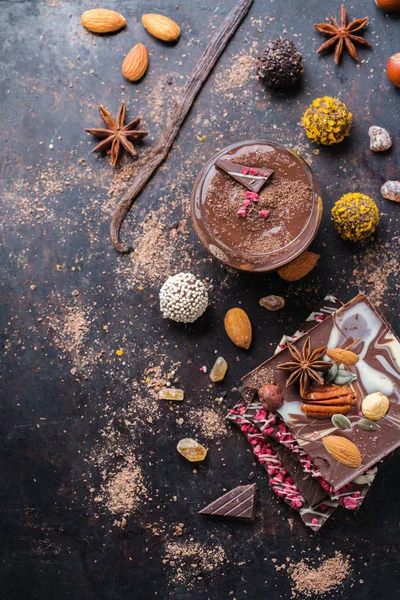 Pila de barras de chocolate trufa praliné y mousse — Foto de Stock