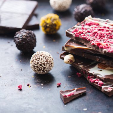 Çikolata bar ve pralin truffle yığını