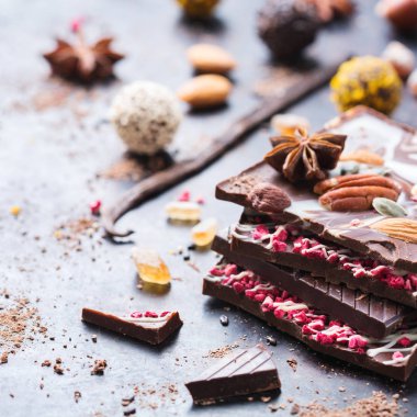 Çikolata bar ve pralin truffle yığını