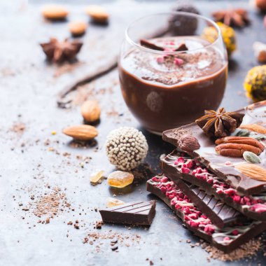 Çikolata bar pralin trüf ve köpük yığını