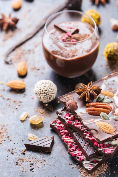 Stack av chokladkakor nougat tryffel och mousse — Stockfoto