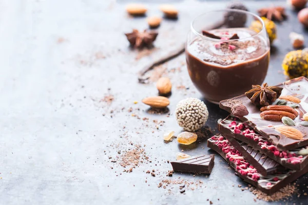 Stapel chocoladerepen praline truffel en mousse — Stockfoto