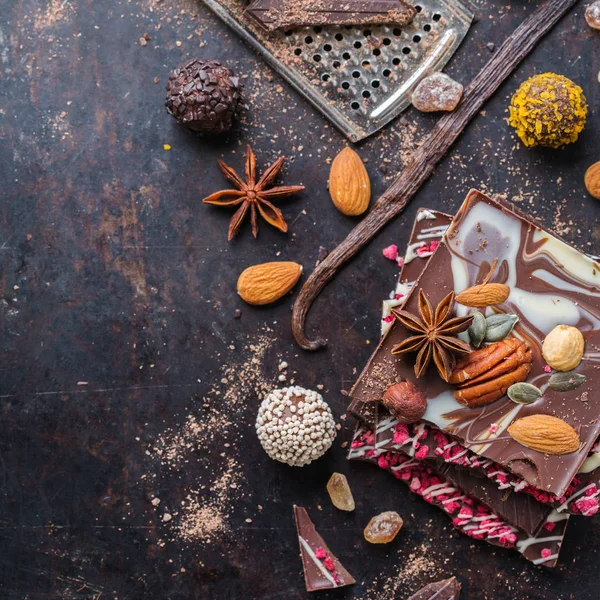 Stack av chokladkakor och praliner tryffel med kryddor — Stockfoto