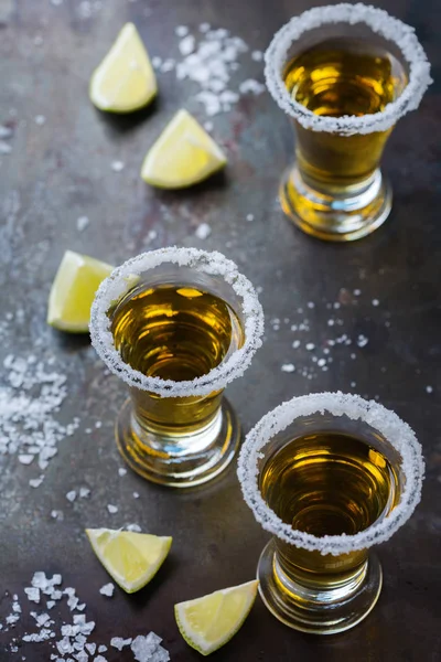 Gyllene mexikanska tequila sköt med grön lime och salt — Stockfoto
