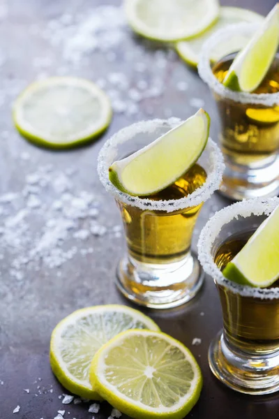 Golden mexican tequila shot with green lime and salt — Stock Photo, Image
