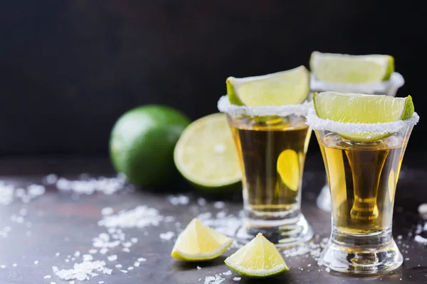 Arany mexikói tequila lövés, lime zöld, és sóval — Stock Fotó