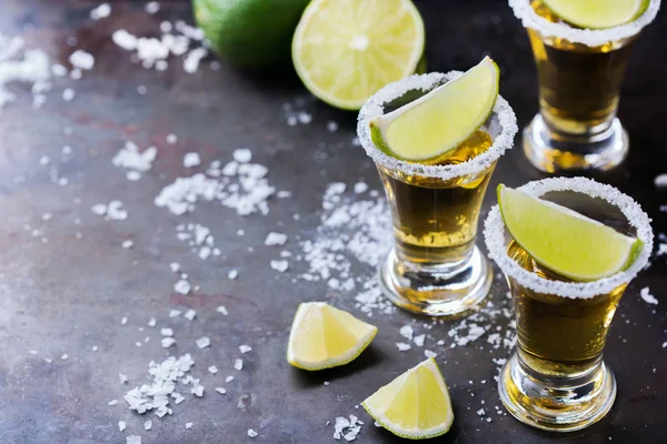 Golden mexican tequila shot with green lime and salt — Stock Photo, Image