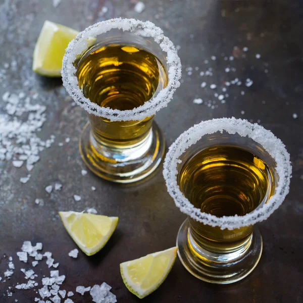 Gyllene mexikanska tequila sköt med grön lime och salt — Stockfoto