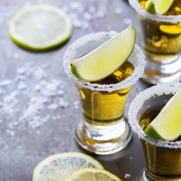 Colpo di tequila messicana dorata con lime verde e sale — Foto Stock