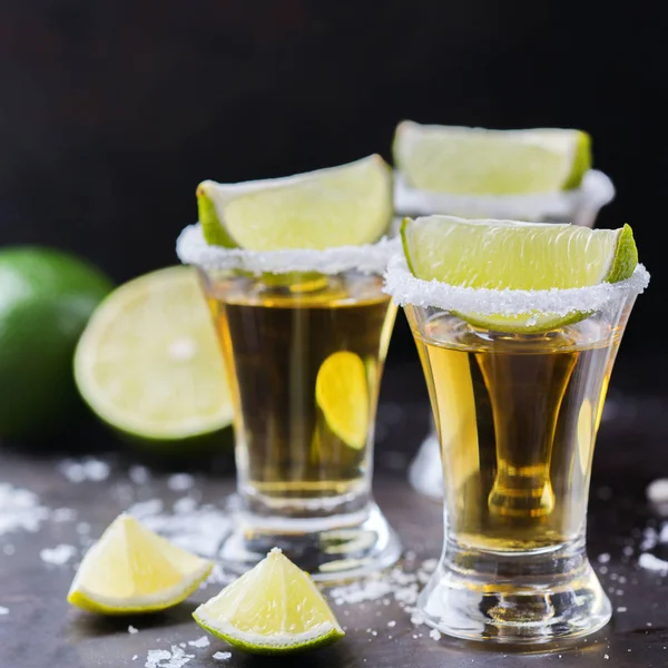 Colpo di tequila messicana dorata con lime verde e sale — Foto Stock