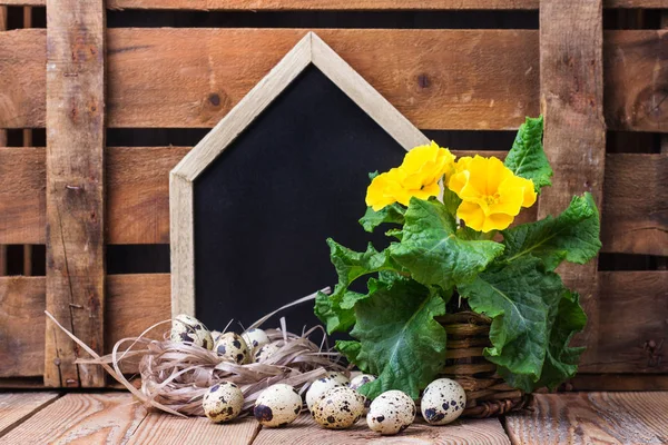 De feestelijke samenstelling Pasen met bloemen en kwartel eieren — Stockfoto