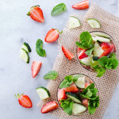 Salatalık çilek nane taze infüzyon su Detoks içki kokteyl limonata