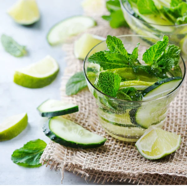 Gurke Limette Minze frisch infundiertes Wasser Entgiftungsgetränk Cocktail Limonade — Stockfoto