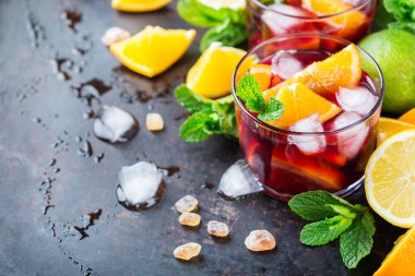 İspanyol sangria kokteyl ve malzemeler