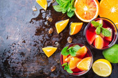 İspanyol sangria kokteyl ve malzemeler