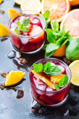 İspanyol sangria kokteyl ve malzemeler