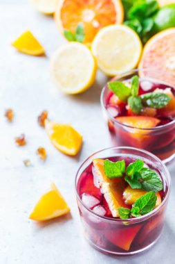 İspanyol sangria kokteyl ve malzemeler