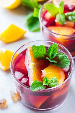 İspanyol sangria kokteyl ve malzemeler