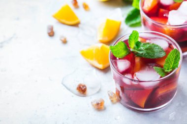 İspanyol sangria kokteyl ve malzemeler