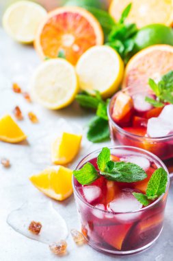 İspanyol sangria kokteyl ve malzemeler