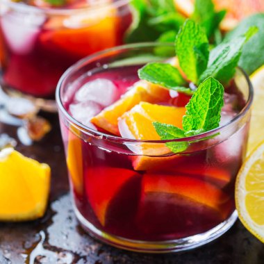 İspanyol sangria kokteyl ve malzemeler