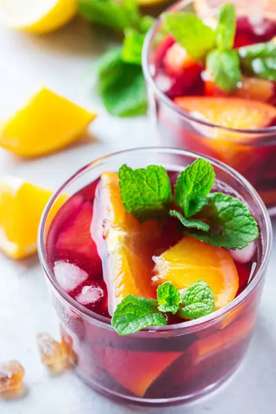 İspanyol sangria kokteyl ve malzemeler