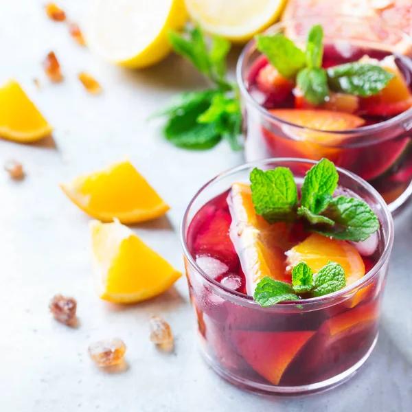 İspanyol sangria kokteyl ve malzemeler