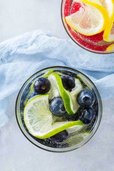 Limão bagas de limão água infundida fresca desintoxicação bebida limonada cocktail — Fotografia de Stock