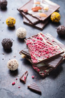 Çikolata bar ve pralin truffle yığını