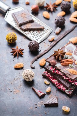 Çikolata bar ve pralin truffle yığını