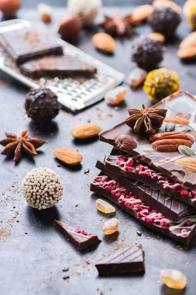 Pila de barras de chocolate y trufa praliné — Foto de Stock
