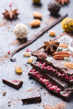 Çikolata bar ve pralin truffle yığını