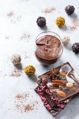 Çikolata bar pralin trüf ve köpük yığını