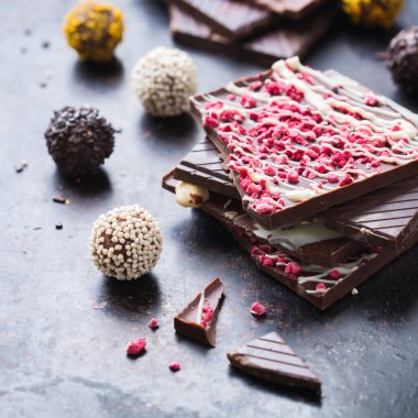 Çikolata bar ve pralin truffle yığını