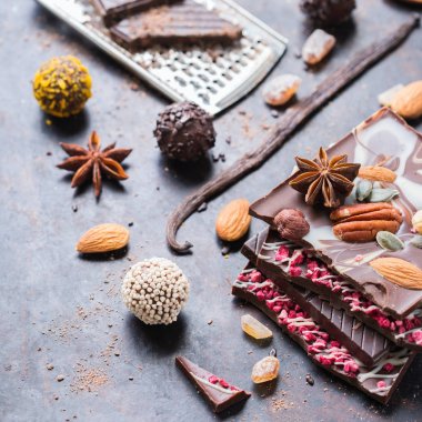 Çikolata bar ve pralin truffle yığını