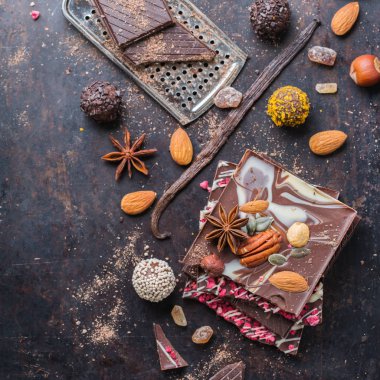 Çikolata bar ve baharat pralin trüf yığını