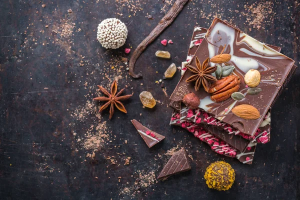 Stack av chokladkakor och praliner tryffel med kryddor — Stockfoto