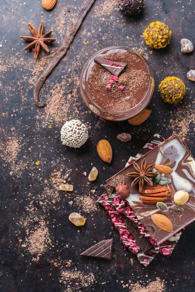 Pilha de barras de chocolate trufa praline e mousse — Fotografia de Stock