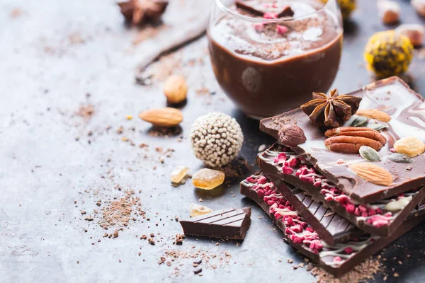 Stack av chokladkakor nougat tryffel och mousse — Stockfoto