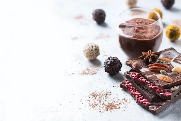 Pila de barras de chocolate trufa praliné y mousse — Foto de Stock